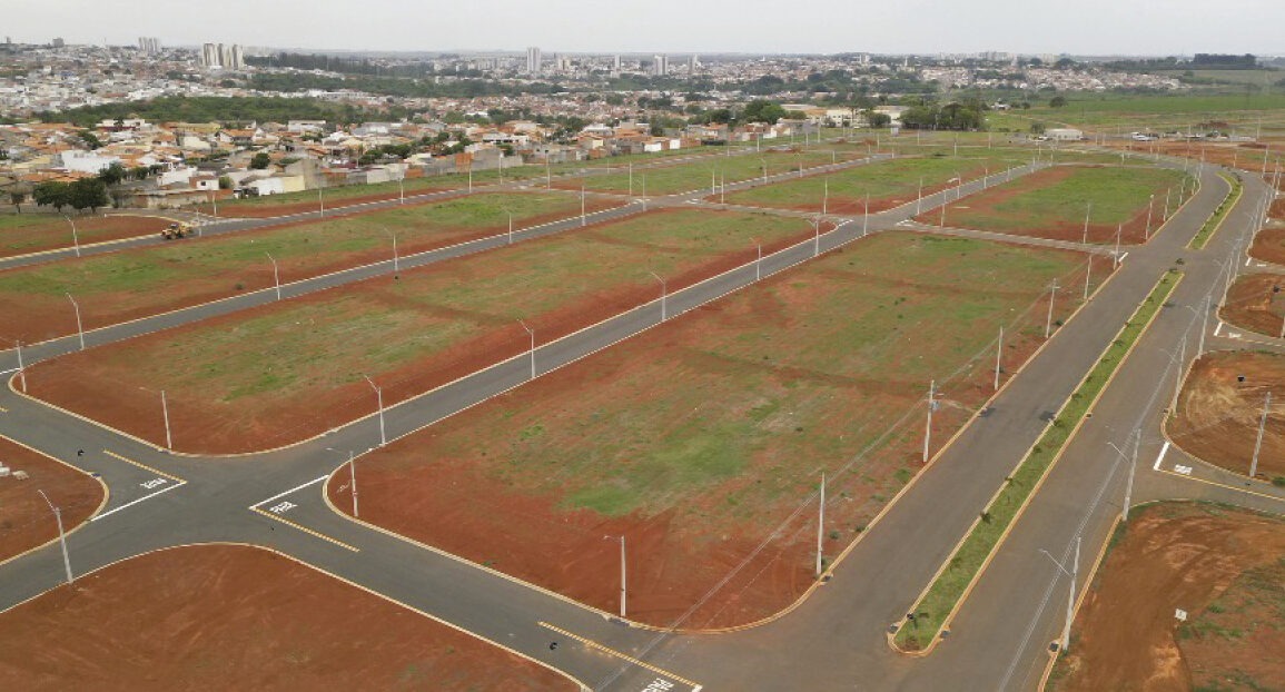 Vista aérea de um loteamento recém-urbanizado, com ruas asfaltadas, postes de iluminação e quadras demarcadas, mostrando como o lote como investimento pode ser uma oportunidade sólida para quem busca crescimento patrimonial.
